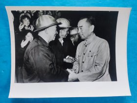 新华社新闻展览照片（8吋大照）——周恩来总理参观大庆油田，与铁人王进喜亲切握手