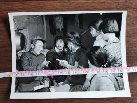 志在农村（3）来到安徽省天长县插队落户的上海知识青年，受到贫下中农的热烈欢迎（新华社新闻展览照片）