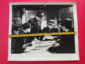 1952年 中央电影局东北电影制片厂 特大电影剧照《对空射击组》之4，加厚进口相纸，品相不错，背面写有相关的内容说明