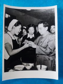 新华社新闻展览照片（8吋大照）——周恩来总理与食堂工作人员在一起