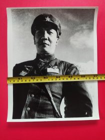 《云南人民抗日战争史》（5）、抗日名将周保中（1917—1964）云南大理人，东北抗日联军主要首领之一，抗战英雄，与杨靖宇将军齐名。解放后曾任云南省副主席（12吋大尺寸历史老照片）