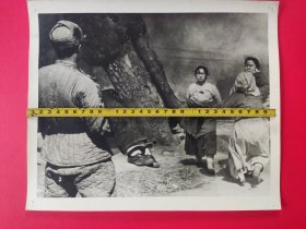 1952年 中央电影局东北电影制片厂 特大电影剧照《对空射击组》之3，加厚进口相纸，品相不错，背面写有相关的内容说明。