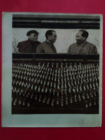 《新的长征》第四届全国运动会团体操——背景上出现毛泽东、周恩来、朱德三位领导人的画像（7吋大照片）