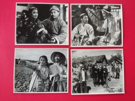 新中国早期电影剧照《人往高处走》（1-4全）背面有铅笔字记录着剧照画面上的内容。