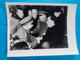 新华社新闻展览照片（8吋大照）——周恩来总理与陈毅、郭沫若等接见