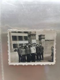 从墙上的“中国共产党淮阴市委”（特别强调：需放大镜才可看清）及年代特征看（50，60年代照片特点，尺寸小，照片黑得自然，深厚，发黄等），这里的淮阴市成立于1958年到1964年，亦即淮阴市第一次成立时间，则此照当拍于1958——1964，当时虽然不富裕，但每一个人的精神状态都很好，看着就想多吃三碗大米饭