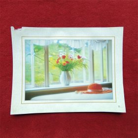 怀旧收藏 4开 装饰画《窗台的花与桌上的草帽》90年代 花 窗 草帽 花瓶