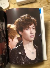 EXO 中韩90后超人气新星组合精美写真集 张艺兴等成员写真画册 精装本有护封 无光盘和海报
