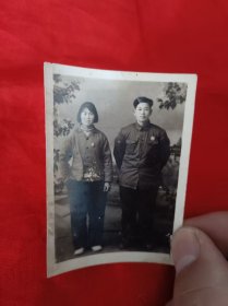 【罕见】革命夫妻--戴毛 像章(8CM*6CM)