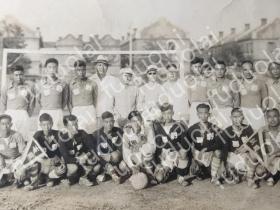 1950年  北京京剧团公会 剧联足球队 远征天津合影照片   （谭富英裘盛戎等京剧名角名家） 尺寸：28厘米*19厘米