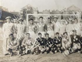 1950年  北京京剧团公会 剧联足球队 远征天津合影照片   （谭富英裘盛戎等京剧名角名家） 尺寸：28厘米*19厘米