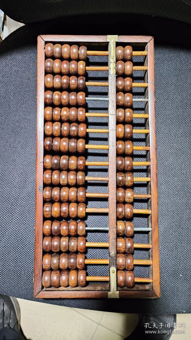 375号15档大开门海南黄花梨老算盘37/17/2.8Cm。品相如图包老包真原汁原味纹理清晰漂亮油性大荧光强香味