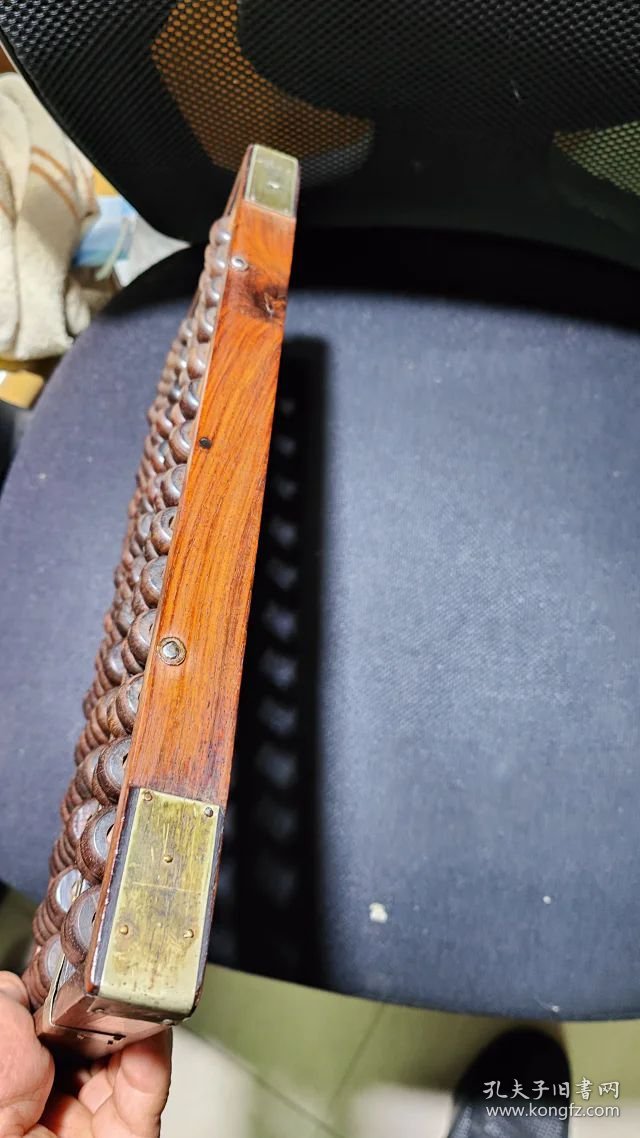 375号15档大开门海南黄花梨老算盘37/17/2.8Cm。品相如图包老包真原汁原味纹理清晰漂亮油性大荧光强香味