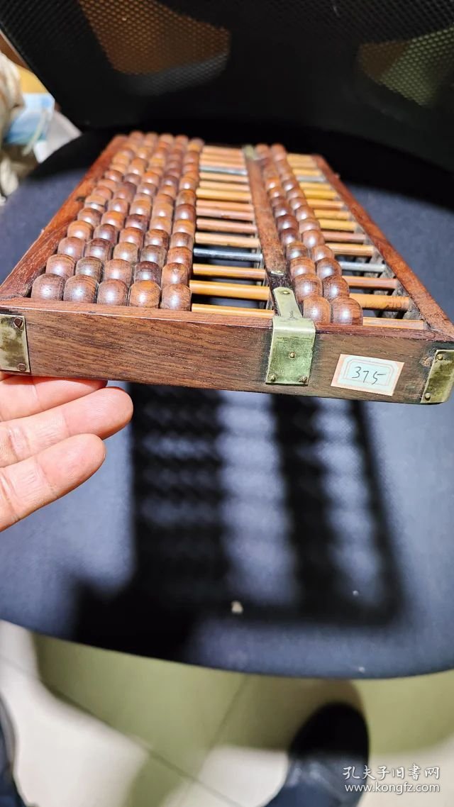 375号15档大开门海南黄花梨老算盘37/17/2.8Cm。品相如图包老包真原汁原味纹理清晰漂亮油性大荧光强香味