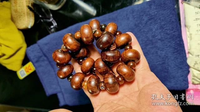 196号海南黄花梨老算盘珠手串18棵/2.5Cm。品相如图纹里清晰油性大荧光强香味正。