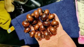 196号海南黄花梨老算盘珠手串18棵/2.5Cm。品相如图纹里清晰油性大荧光强香味正。