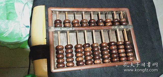 579号9档带底板海南黄花梨老算盘24.5/17/2.8cm。品相如图包老包真纹理清晰漂亮油牲大荧光强香味正很有收藏价值、