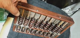 579号9档带底板海南黄花梨老算盘24.5/17/2.8cm。品相如图包老包真纹理清晰漂亮油牲大荧光强香味正很有收藏价值、