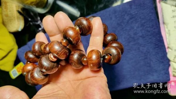 196号海南黄花梨老算盘珠手串18棵/2.5Cm。品相如图纹里清晰油性大荧光强香味正。