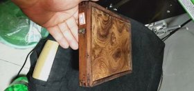 579号9档带底板海南黄花梨老算盘24.5/17/2.8cm。品相如图包老包真纹理清晰漂亮油牲大荧光强香味正很有收藏价值、