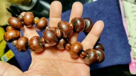 196号海南黄花梨老算盘珠手串18棵/2.5Cm。品相如图纹里清晰油性大荧光强香味正。