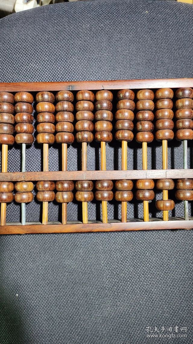 375号15档大开门海南黄花梨老算盘37/17/2.8Cm。品相如图包老包真原汁原味纹理清晰漂亮油性大荧光强香味