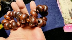 196号海南黄花梨老算盘珠手串18棵/2.5Cm。品相如图纹里清晰油性大荧光强香味正。