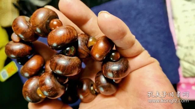 196号海南黄花梨老算盘珠手串18棵/2.5Cm。品相如图纹里清晰油性大荧光强香味正。