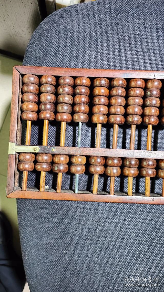 375号15档大开门海南黄花梨老算盘37/17/2.8Cm。品相如图包老包真原汁原味纹理清晰漂亮油性大荧光强香味