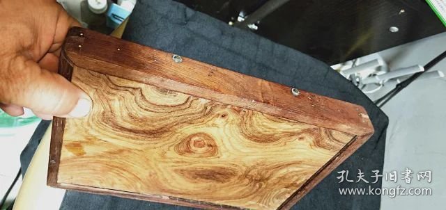 579号9档带底板海南黄花梨老算盘24.5/17/2.8cm。品相如图包老包真纹理清晰漂亮油牲大荧光强香味正很有收藏价值、