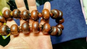 196号海南黄花梨老算盘珠手串18棵/2.5Cm。品相如图纹里清晰油性大荧光强香味正。