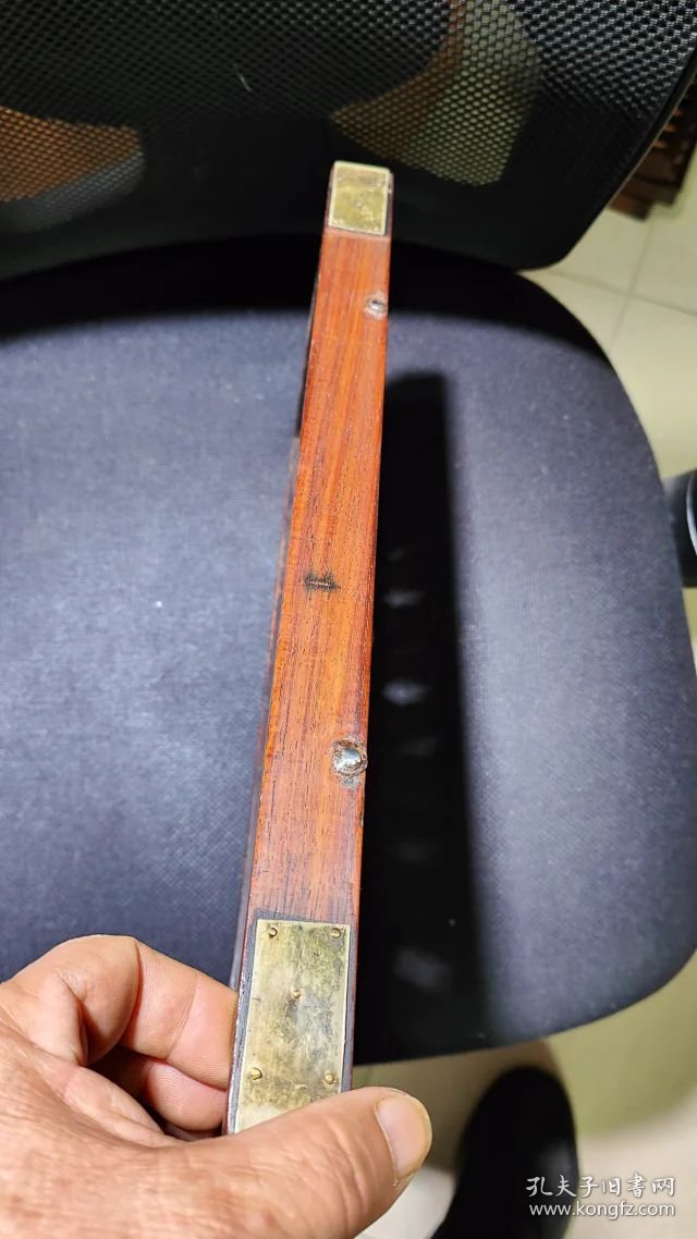 375号15档大开门海南黄花梨老算盘37/17/2.8Cm。品相如图包老包真原汁原味纹理清晰漂亮油性大荧光强香味