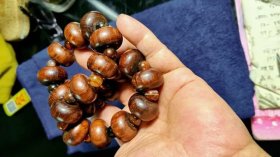 196号海南黄花梨老算盘珠手串18棵/2.5Cm。品相如图纹里清晰油性大荧光强香味正。