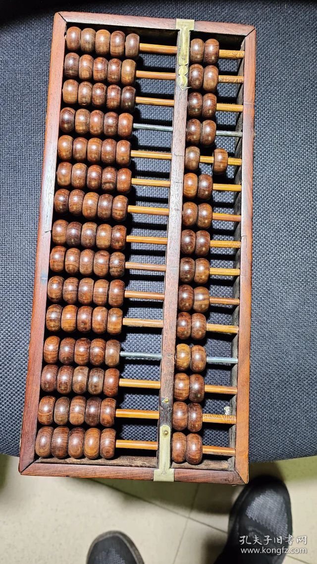 375号15档大开门海南黄花梨老算盘37/17/2.8Cm。品相如图包老包真原汁原味纹理清晰漂亮油性大荧光强香味