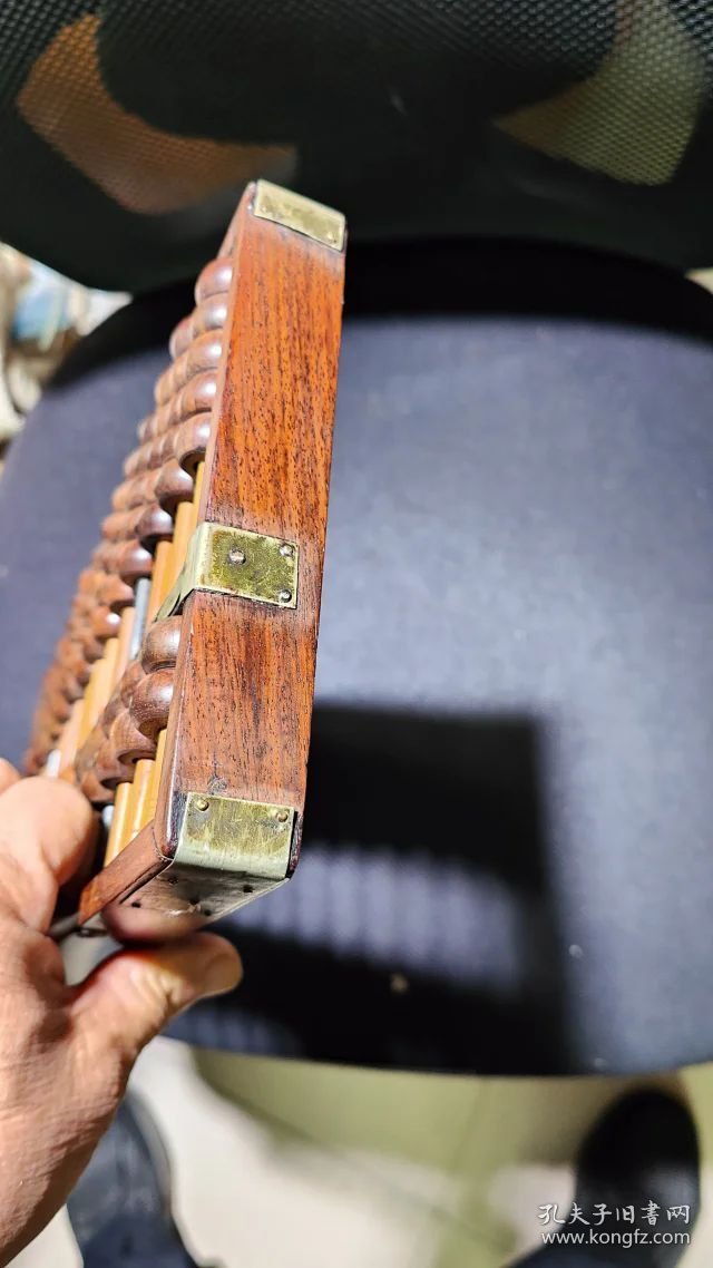 375号15档大开门海南黄花梨老算盘37/17/2.8Cm。品相如图包老包真原汁原味纹理清晰漂亮油性大荧光强香味