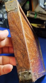 591号13档带底板海南黄花梨老算盘34/17Cm。品相如图包老包真纹里清晰油性大荧光强香味正很有收藏价值。