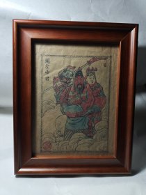 清末民国时期 关圣帝君像 武财神 关羽像 武圣关公像 关羽关平周仓像 关平捧印、周仓扛刀 极罕见早期上色，非常漂亮 已装实木框25x20cm非常漂亮，适合悬挂于书房、放置于书桌等。最适合博物馆、展览馆展览和收藏 关羽以忠义见称于世，民间尊为“关公”清朝雍正时期，尊为“武圣”与“文圣”孔子地位等同。三教共尊，儒家尊为文衡帝君 考试神，佛教尊为“护法伽蓝菩萨”盖天古佛，道教尊为“协天大帝”翔汉天神”等