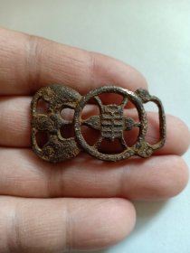 明清左右带板 铜带板 福寿双全铜带板 寿字图案和蝙蝠 品相如图，请自鉴 “古人用的带板”指的是古代人们用来固定衣物或作为装饰品的带板。在中国古代，带板是一种重要的装饰品，通常由玉石、骨头、金属等珍贵材料制成，上面雕刻着精美的花纹和图案。在古代文化中，带板不仅是装饰品，更是身份和地位的象征。贵族和官员们常常佩戴镶嵌有宝石的带板，以显示他们的尊贵地位