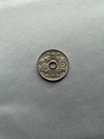 日本硬币 50元 五十円 菊花 圆形圆孔钱 原光转光币 日本国 平成3年（1991年）赠钱币保护盒 菊花是日本天皇及皇室的家纹图案，也是日本的国花。自古以来，菊花一直是日本人心目中最高贵的花，也被称为“百花之王”、“群芳贵种”。在日本，菊花的花语是“高尚”和“高贵”，也是富贵的象征