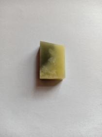 印章 章料 青田封门青印章料 小印章 底部1.64x1cm 高2.7cm 质结细腻，微透。篆刻印章，最宜走刀，尽得笔意，为难得之珍品。封门青，也称封门清，封门冻等，产青田县山口镇封门矿区