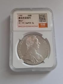 奥匈帝国大银币 保粹评级MS67极美品 保粹早期评级，编号4038219849，扫码可查询保粹官网鉴定证书 1780年版1泰勒重28.0g大银元外国银元奥匈大奶妈银币 从1780年首先铸造面值Thaler（1泰勒）一直采用1780年年号。但是在18世纪铸造的已经很少见，可能是因为这枚银币极受欢迎，在1853年及以后由奥匈帝国以及之后的奥地利等国政府原模后铸的，铸造时间的先后区别仅仅显示花纹等暗记上