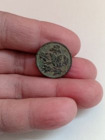 清末民国铜纽扣 铜鎏金机制币式扣 德国谦信洋行纽扣 蝴蝶纽扣 大铜扣子 直径20mm 背面带“谦信洋行”字样 六只蝴蝶，寓意六福（长寿福、富裕福、康宁福、美德福、和合福、子孝福）谦信洋行是德国贸易商行。1852年(或1856)创办，1890年启用现名。旋即来华开业，设远东总号于上海广东路，香港及神户、横滨设分号。经营进出口贸易。一战时为最大在华德商洋行，“颜料大王”周宗良曾任该行买办