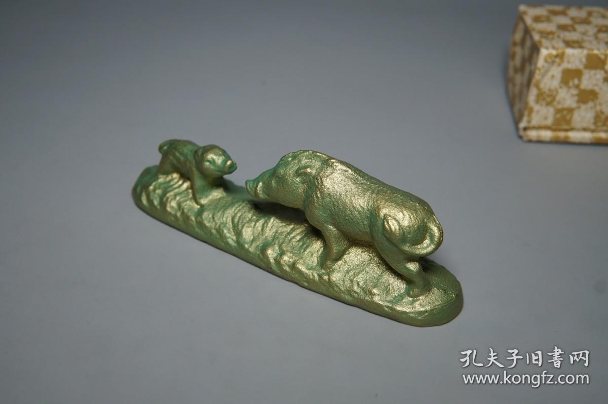 《铸铁镇纸：亲子猪》（日本铁器 带包装盒）原版进口 品好※ [“生肖猪”造型可爱有趣：小猪 嗷嗷待哺、猪妈妈/爸爸 亲昵温馨（中华田园猪、土猪造型 吉祥如意）][黄铜色“文镇”古代文人雅士 书房装饰 文房雅玩-配合笔墨纸砚“第五宝” 古人书写字画、翻阅：名人书画碑帖、线装书古籍 压纸使用][传统文化工艺品、镇尺 把件摆件 清玩文玩 古董收藏 猪年 属猪礼品礼物]