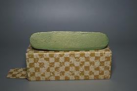 《铸铁镇纸：亲子猪》（日本铁器 带包装盒）原版进口 品好※ [“生肖猪”造型可爱有趣：小猪 嗷嗷待哺、猪妈妈/爸爸 亲昵温馨（中华田园猪、土猪造型 吉祥如意）][黄铜色“文镇”古代文人雅士 书房装饰 文房雅玩-配合笔墨纸砚“第五宝” 古人书写字画、翻阅：名人书画碑帖、线装书古籍 压纸使用][传统文化工艺品、镇尺 把件摆件 清玩文玩 古董收藏 猪年 属猪礼品礼物]