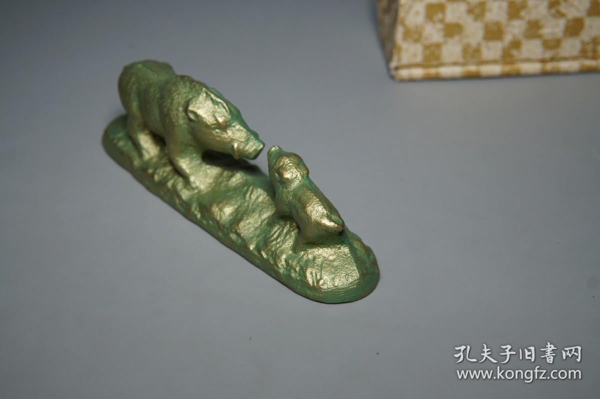 《铸铁镇纸：亲子猪》（日本铁器 带包装盒）原版进口 品好※ [“生肖猪”造型可爱有趣：小猪 嗷嗷待哺、猪妈妈/爸爸 亲昵温馨（中华田园猪、土猪造型 吉祥如意）][黄铜色“文镇”古代文人雅士 书房装饰 文房雅玩-配合笔墨纸砚“第五宝” 古人书写字画、翻阅：名人书画碑帖、线装书古籍 压纸使用][传统文化工艺品、镇尺 把件摆件 清玩文玩 古董收藏 猪年 属猪礼品礼物]