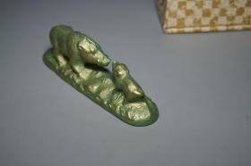 《铸铁镇纸：亲子猪》（日本铁器 带包装盒）原版进口 品好※ [“生肖猪”造型可爱有趣：小猪 嗷嗷待哺、猪妈妈/爸爸 亲昵温馨（中华田园猪、土猪造型 吉祥如意）][黄铜色“文镇”古代文人雅士 书房装饰 文房雅玩-配合笔墨纸砚“第五宝” 古人书写字画、翻阅：名人书画碑帖、线装书古籍 压纸使用][传统文化工艺品、镇尺 把件摆件 清玩文玩 古董收藏 猪年 属猪礼品礼物]