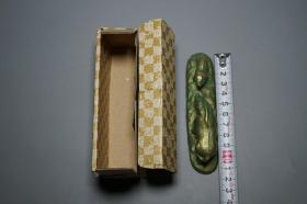 《铸铁镇纸：亲子猪》（日本铁器 带包装盒）原版进口 品好※ [“生肖猪”造型可爱有趣：小猪 嗷嗷待哺、猪妈妈/爸爸 亲昵温馨（中华田园猪、土猪造型 吉祥如意）][黄铜色“文镇”古代文人雅士 书房装饰 文房雅玩-配合笔墨纸砚“第五宝” 古人书写字画、翻阅：名人书画碑帖、线装书古籍 压纸使用][传统文化工艺品、镇尺 把件摆件 清玩文玩 古董收藏 猪年 属猪礼品礼物]