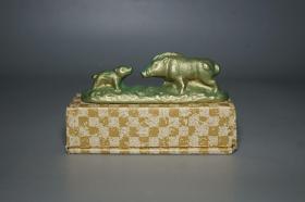 《铸铁镇纸：亲子猪》（日本铁器 带包装盒）原版进口 品好※ [“生肖猪”造型可爱有趣：小猪 嗷嗷待哺、猪妈妈/爸爸 亲昵温馨（中华田园猪、土猪造型 吉祥如意）][黄铜色“文镇”古代文人雅士 书房装饰 文房雅玩-配合笔墨纸砚“第五宝” 古人书写字画、翻阅：名人书画碑帖、线装书古籍 压纸使用][传统文化工艺品、镇尺 把件摆件 清玩文玩 古董收藏 猪年 属猪礼品礼物]