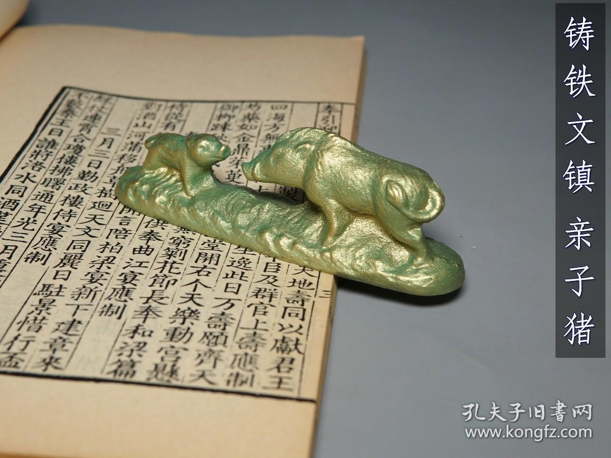 《铸铁镇纸：亲子猪》（日本铁器 带包装盒）原版进口 品好※ [“生肖猪”造型可爱有趣：小猪 嗷嗷待哺、猪妈妈/爸爸 亲昵温馨（中华田园猪、土猪造型 吉祥如意）][黄铜色“文镇”古代文人雅士 书房装饰 文房雅玩-配合笔墨纸砚“第五宝” 古人书写字画、翻阅：名人书画碑帖、线装书古籍 压纸使用][传统文化工艺品、镇尺 把件摆件 清玩文玩 古董收藏 猪年 属猪礼品礼物]