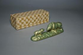 《铸铁镇纸：亲子猪》（日本铁器 带包装盒）原版进口 品好※ [“生肖猪”造型可爱有趣：小猪 嗷嗷待哺、猪妈妈/爸爸 亲昵温馨（中华田园猪、土猪造型 吉祥如意）][黄铜色“文镇”古代文人雅士 书房装饰 文房雅玩-配合笔墨纸砚“第五宝” 古人书写字画、翻阅：名人书画碑帖、线装书古籍 压纸使用][传统文化工艺品、镇尺 把件摆件 清玩文玩 古董收藏 猪年 属猪礼品礼物]